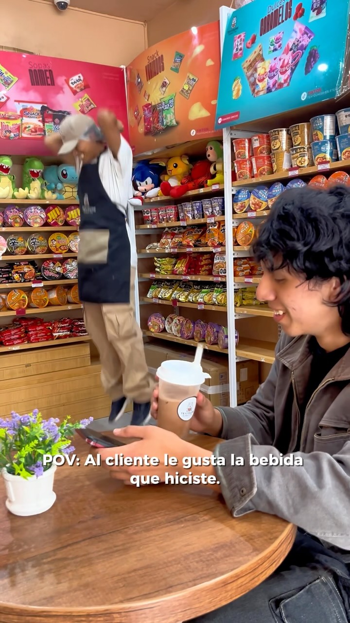 Cliente disfrutando un bubble tea en la tienda