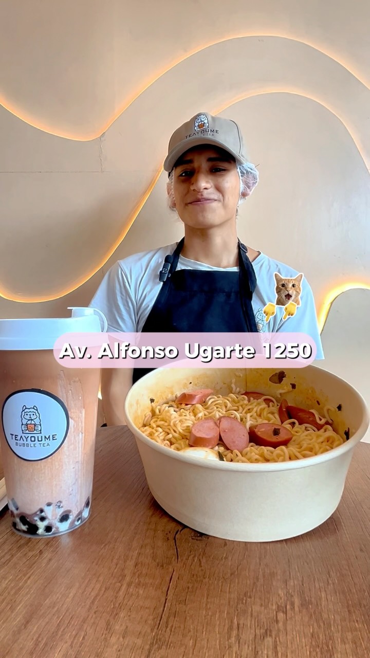 Ramen caliente con huevo acompañado de un bubble tea helado