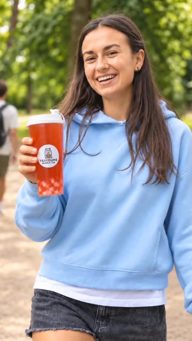 Clienta con una bebida de Tea You Me